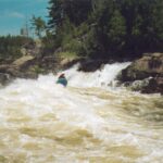 Niko fait un saut de vague sur le Crapaud